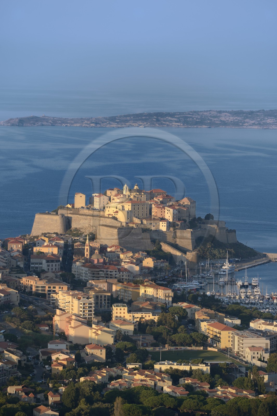 France, Haute-Corse (2B), Calvi et sa citadelle génoise dans la baie de Calvi