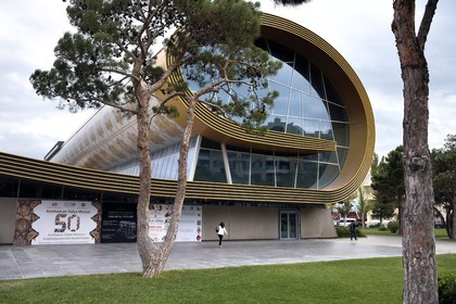 Azerbaïdjan, Bakou, musée du tapis en forme de tapis enroulé sur le front de mer