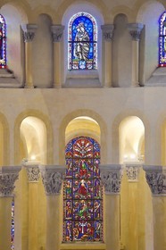 France, Puy-de-Dôme (63), Clermont-Ferrand, basilique Notre-Dame-du-Port de style roman auvergnat, classée Patrimoine Mondial de l'UNESCO au titre des Chemins de Saint-Jacques-de-Compostelle en France, vitrail du XIXe siècle dans l'axe du chœur réalisé par Étienne Thévenot qui présente l'Arbre de Jessé et chapiteaux