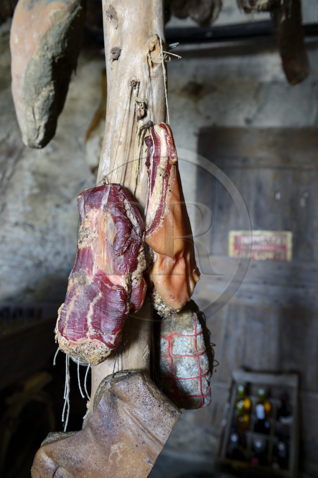 France, Haute-Corse (2B), région de la Casinca en Castagniccia, village de Penta di Casinca, charcuterie dans une cave
