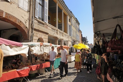 France, Saône et Loire (71), Louhans, le marché du lundi, les arcades de Grande-Rue