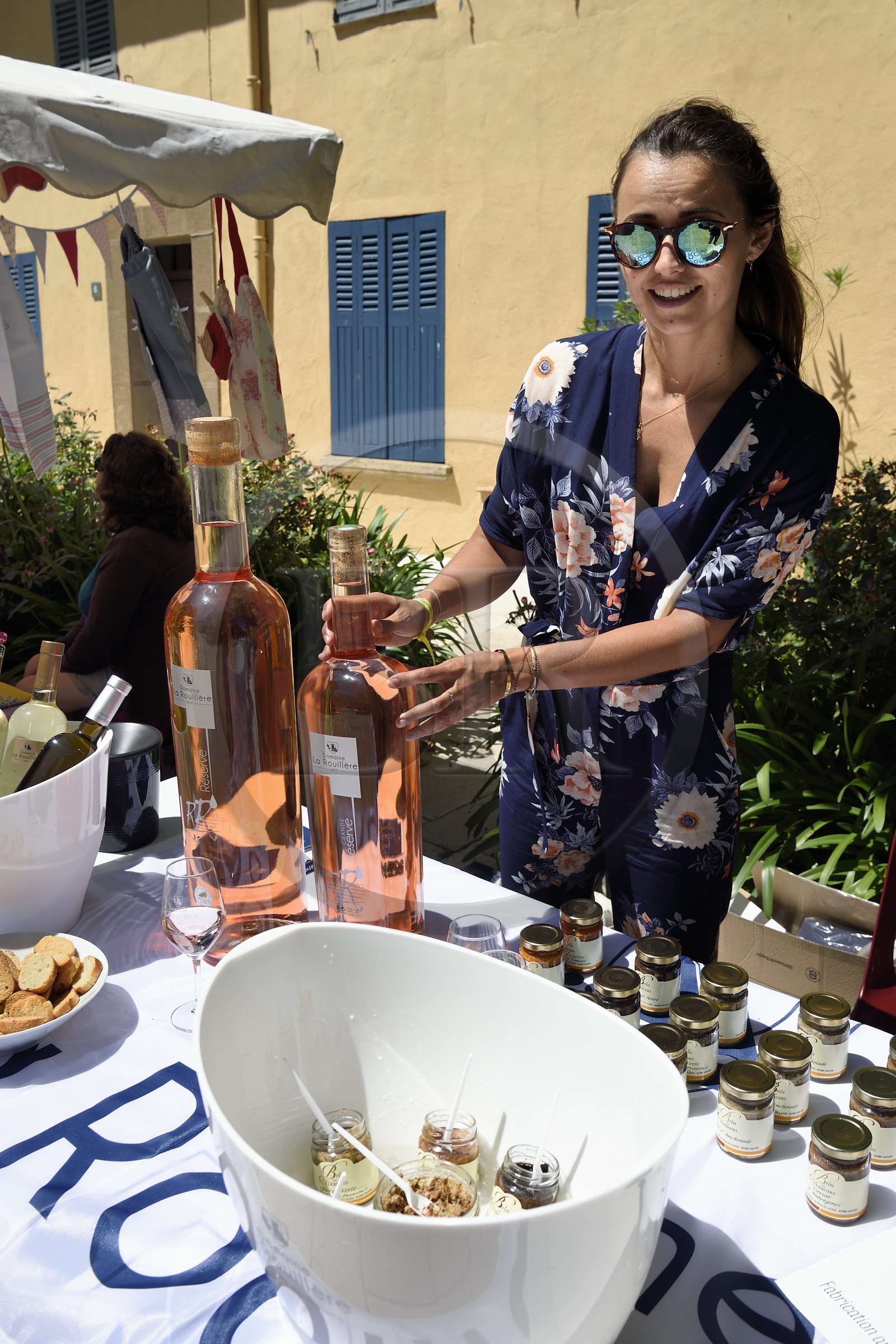 France, Var (83), golfe de Saint-Tropez, Gassin, labellisé Les Plus Beaux Villages de France, jour de marché, producteur de cote de provence présentant un Mathusalem à gauche et un Jéroboam à droite