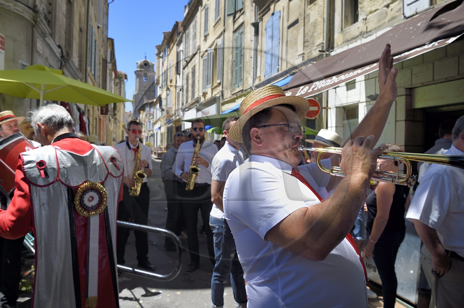 France, Bouches-du-Rhône (13), Arles, fête populaire dans les rues de la ville à l'occasion de la course camarguaise de la Cocarde d'Or France, Bouches-du-Rhône (13), Arles, fête populaire dans les rues de la ville à l'occasion de la course camarguaise de la Cocarde d'Or