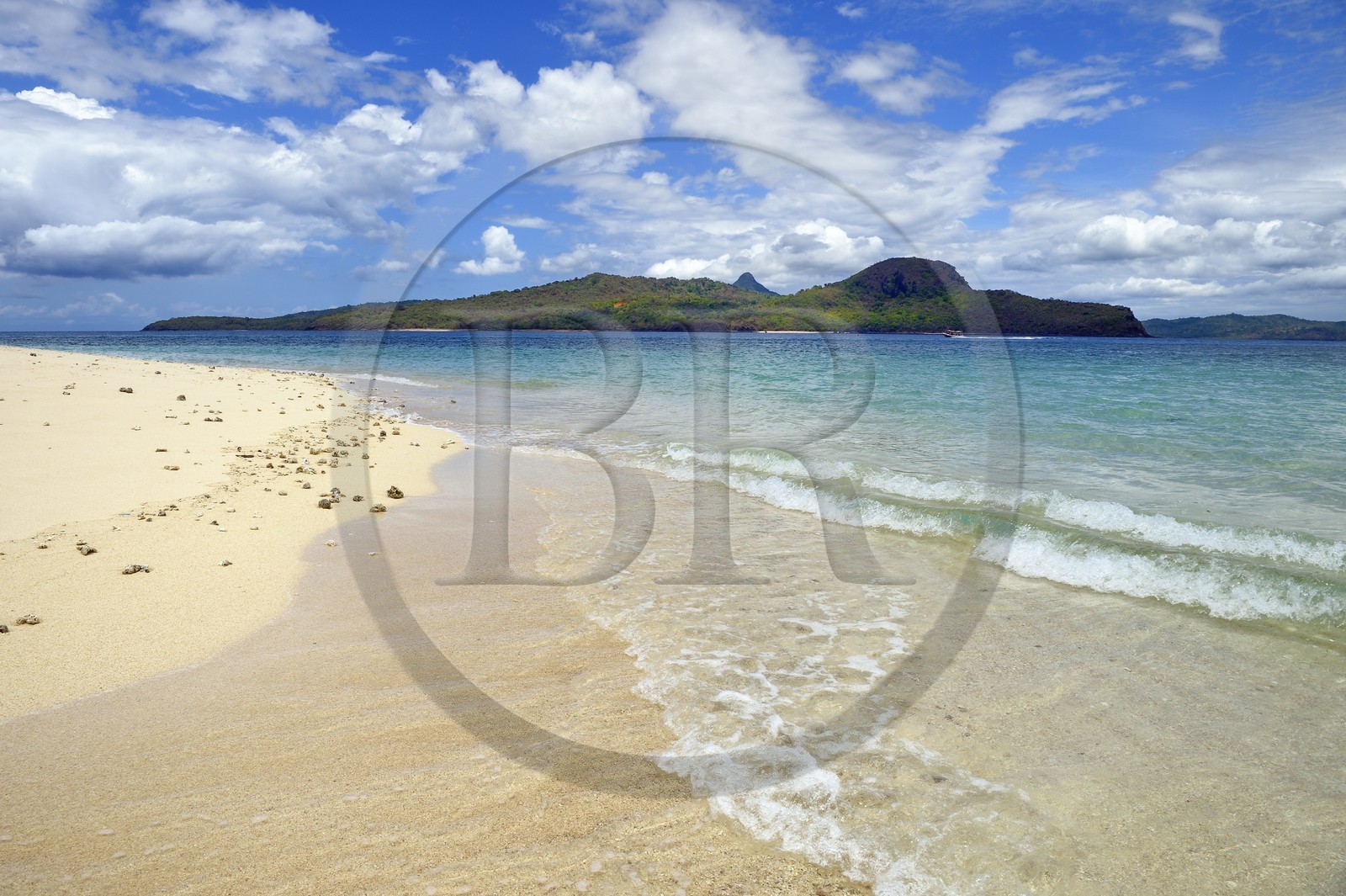 France, Ile de Mayotte, Grande-Terre, M'Tsamoudou, ilot de sable blanc sur le récif de corail dans la lagune face à la pointe Saziley