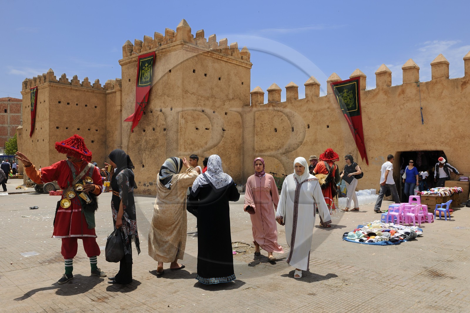 Maroc, région de l'Oriental, Oujda, marchand d'eau devant la porte de la médina Bab Sidi Abdel Wahab