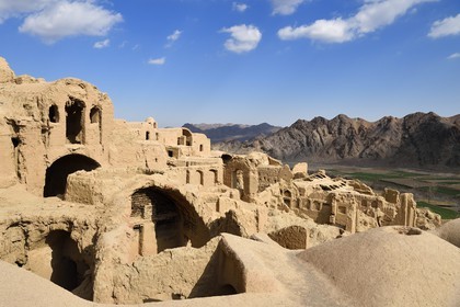Iran, Province de Yazd, en bordure du désert du Dasht-e Kavir, le vieux village de Kharanaq avec ses maisons en briques de terre crue (adobe) surplombant la vallée Andjir