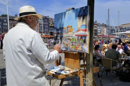 France, Calvados (14), Honfleur, le peintre honfleurais Daniel Lallemand peignant le Vieux-Bassin