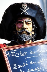 France, Morbihan (56), Auray, quartier Saint-Goustan, pirate tenant un menu