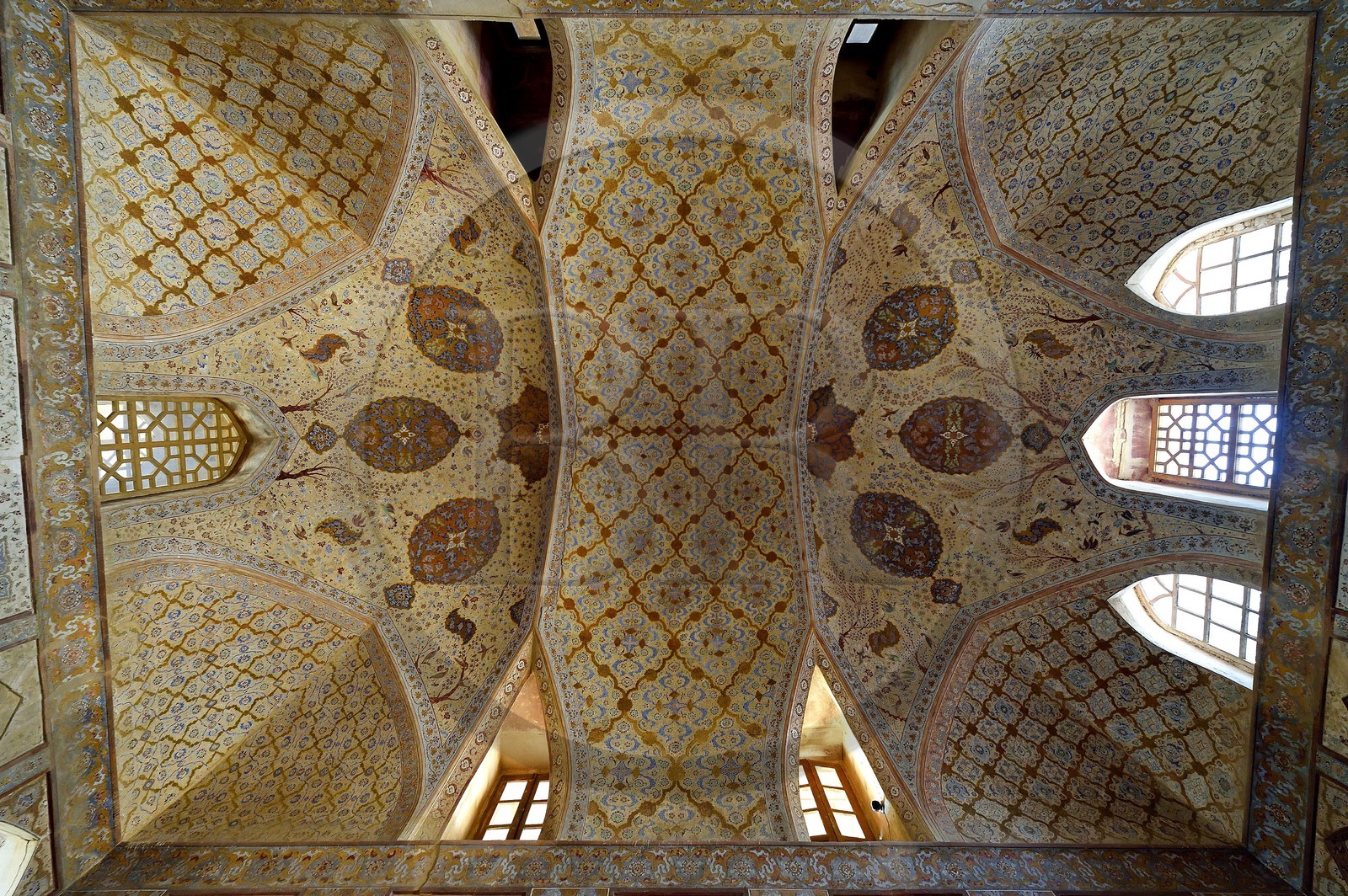 Iran, province d'Ispahan, Ispahan, place naghsh-i jahan aussi connue sous le nom de place Imam Khomeiny, palais Ali Qapu, plafond richement décoré de la salle de réception