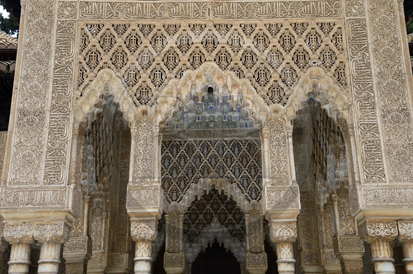 Espagne, Andalousie, Grenade, Palais nasrides de l'Alhambra, classé Patrimoine Mondial de l'UNESCO, colonnes du patio du Palais des Lions (Patio de los Leones)