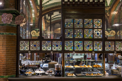 Espagne, Catalogne, Barcelone, Palau de la Musica Catalana (palais de la musique catalane), salle de concert dessinée par l'architecte du modernisme catalan Lluis Domènech i Montaner, site classé au Patrimoine Mondial de l'UNESCO,  le restaurant dans le foyer