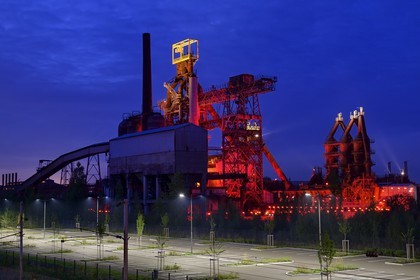 France, Moselle (57), Vallée de la Fensch, usine sidérurgique d'Uckange, Parc du Haut-fourneau U4, mise en lumière Tous Les Soleils par l'artiste plasticien (C) Claude Lévêque