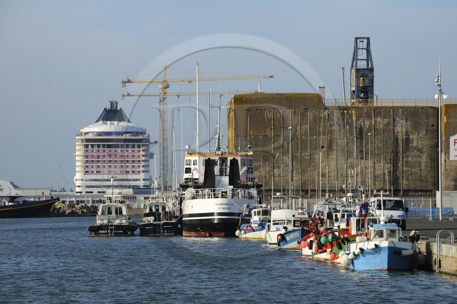 France, Loire-Atlantique (44), port de Saint-Nazaire, l'entrée Est du bassin et l'écluse bunker qui abrite le sous-marin Espadon