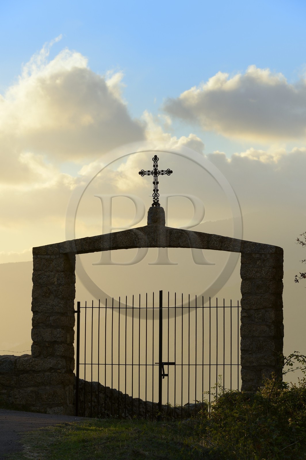 France, Corse-du-Sud (2A), région de Sartène, Fozzano, portail à la croix France, Corse-du-Sud (2A), région de Sartène, Fozzano, portail à la croix