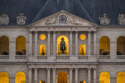 France, Paris (75), Hotel des Invalides, Musée de l'Armée, statue de Napoléon Ier en petit caporal de Charles Émile Seurre qui domine la cour d'Honneur