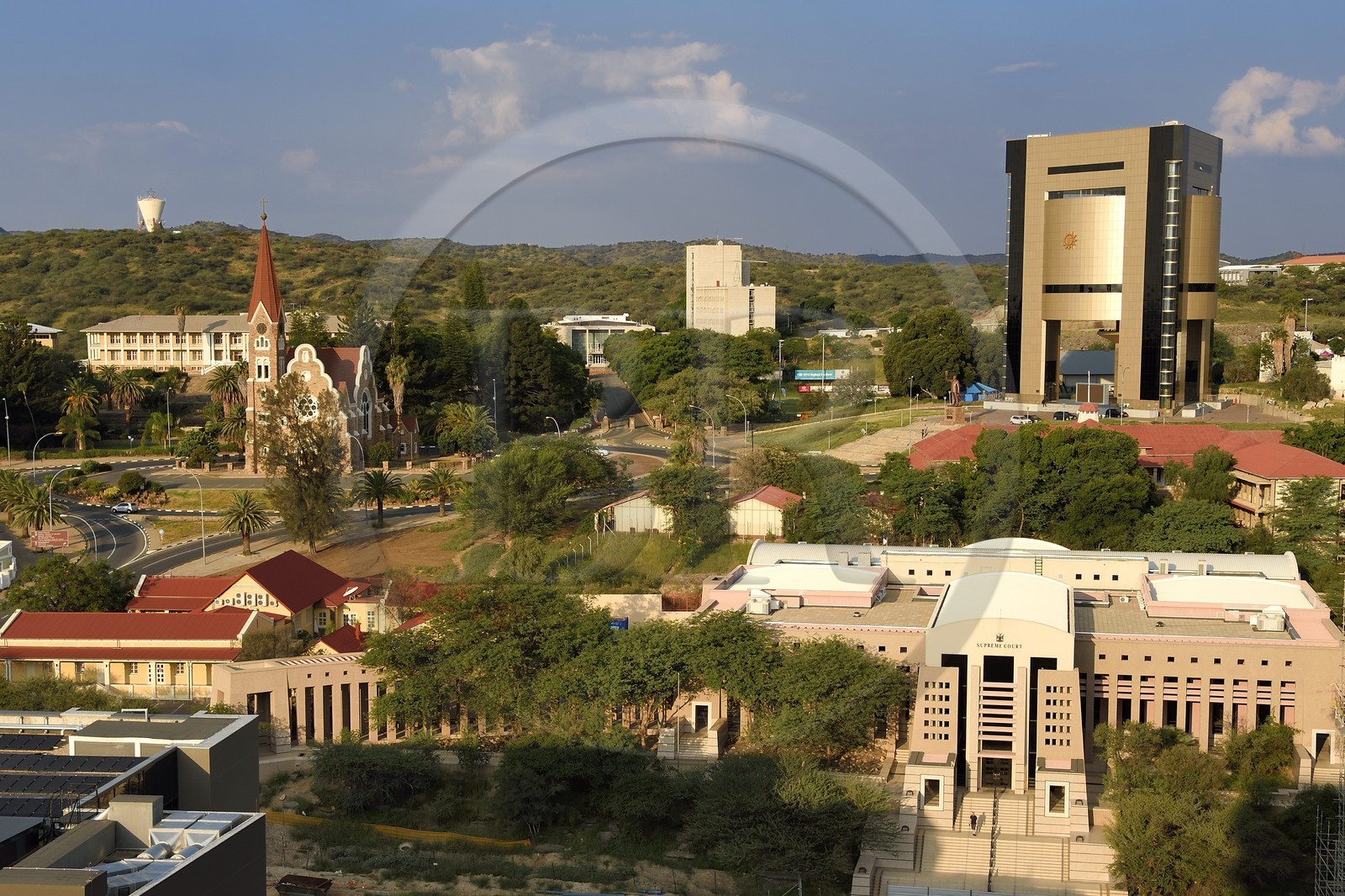 Namibie, région de Khomas, Windhoek, Christ Church (or Christuskirche), église luthérienne dessinée par l'architecte Gottlieb Redecker, le Independence Memorial Museum construit par la Corée du Nord et la Cour Suprême au premier plan