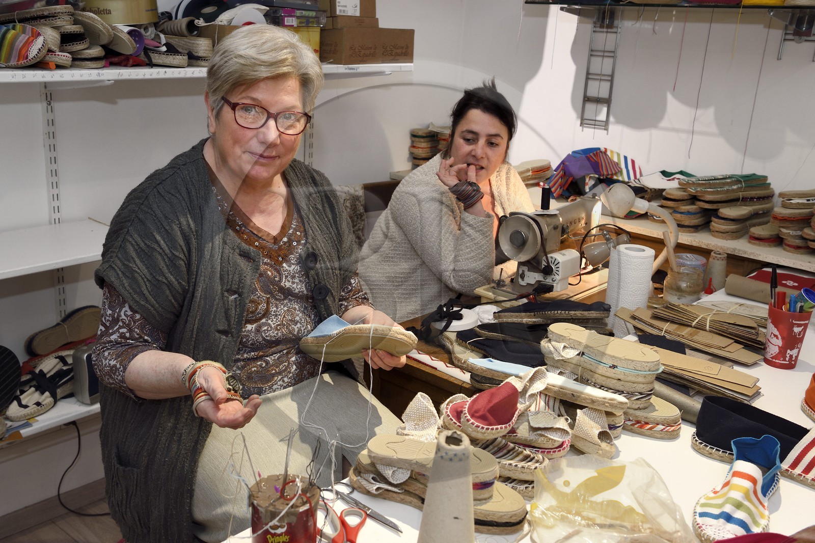 France, Pyrénées-Atlantiques (64), Pays-Basque, Saint-Jean-Pied-de-Port, Albertine Arangois et sa fille Patricia dans leur boutique et fabrique artisanale d'espadrilles