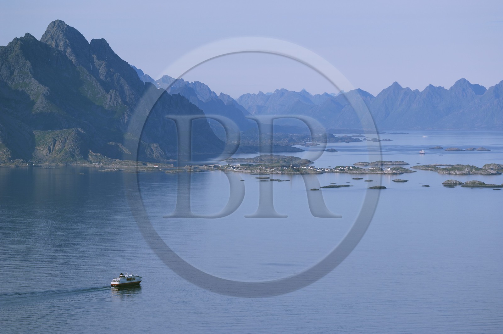 Norvège, Nordland, Iles Lofoten, l’Express côtier Hurtigruten (vue aérienne)
