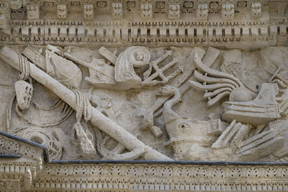 France, Vaucluse (84), Orange, l'arc de triomphe d'Orange, classé Patrimoine Mondial de l'UNESCO, arc monumental romain du début du Ier siècle, bas-relief représentant la victoire d'Octave et d'Agrippa à la bataille d'Actium, une grande bataille navale qui se déroule le 2 septembre de l'an 31 av. J.-C. dans le cadre de la dernière Guerre civile de la République romaine