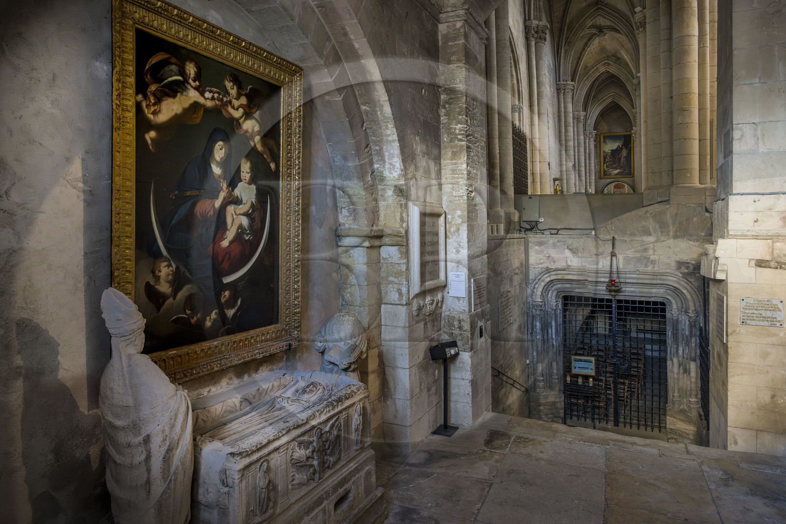 France, Bouches-du-Rhône (13), Tarascon, la collégiale royale Sainte-Marthe érigée aux XIe et XIIe siècles, l'église supérieure et l'accès à la crypte France, Bouches-du-Rhône (13), Tarascon, la collégiale royale Sainte-Marthe érigée aux XIe et XIIe siècles, l'église supérieure et l'accès à la crypte