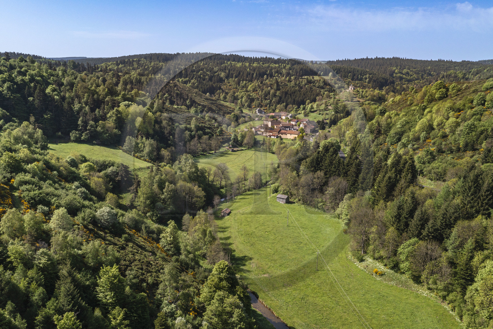 France, Lozère (48), Cheylard-l'Evêque, randonnée avec un âne sur le chemin de Stevenson (GR 70), le village dans la vallée (vue aérienne) France, Lozère (48), Cheylard-l'Evêque, randonnée avec un âne sur le chemin de Stevenson (GR 70), le village dans la vallée (vue aérienne)