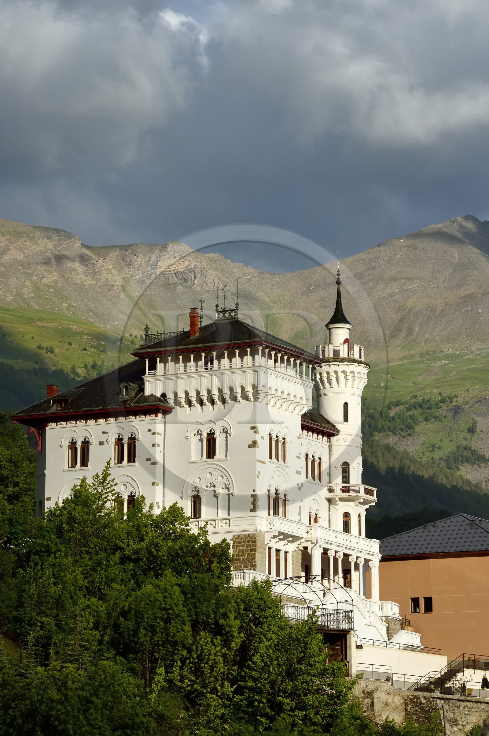 France, Alpes-de-Haute-Provence (04), vallée de l'Ubaye, Jausiers, Villa mexicaine connue sous le nom de château des Magnans, fantaisie néogothique inspiré par les palais de Louis II de Bavière, célèbre la réussite au Mexique de Louis Fortoul