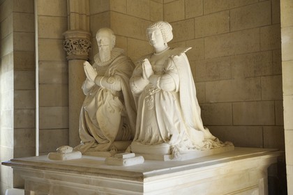 France, Loiret (45), Vallée de la Loire classée Patrimoine Mondial de l' UNESCO, Sully-sur-Loire, copie du tombeau de Sully et de Rachel de Cochefilet, mention obligatoire : Châteaux de Sully-sur-Loire, propriété du département du Loiret