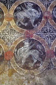 France, Haute-Loire (43), Le Puy-en-Velay, étape des chemins de Compostelle, l'ensemble cathédrale Notre-Dame-de-l'Annonciation classée Patrimoine Mondial de l'UNESCO, logis  des  clergeons, appartement du doyen, la salle des Griffons du XIIe siècle, reproduction picturale de motifs à griffons des tissus byzantins les plus chers de l'époque