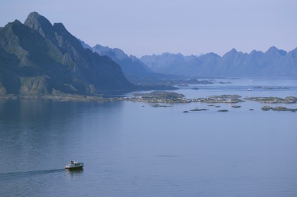 Norvège, Nordland, Iles Lofoten, l’Express côtier Hurtigruten (vue aérienne)