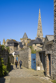 France, Côtes-d'Armor (22), Tréguier, cathédrale Saint-Tugdual vu depuis la venelle Kercoz