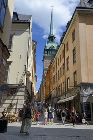 Suède, Stockholm, vieille ville dans l'île de Gamla stan , au croisement de la rue Stora Nygatan et Tyska brinken avec l'église allemande (Tyska kyrkan) en arrière plan