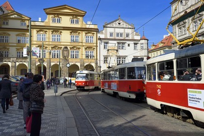 République Tchèque, Prague, centre historique classé Patrimoine Mondial de l'UNESCO, quartier Mala Strana, tramway sur la place Malostranske