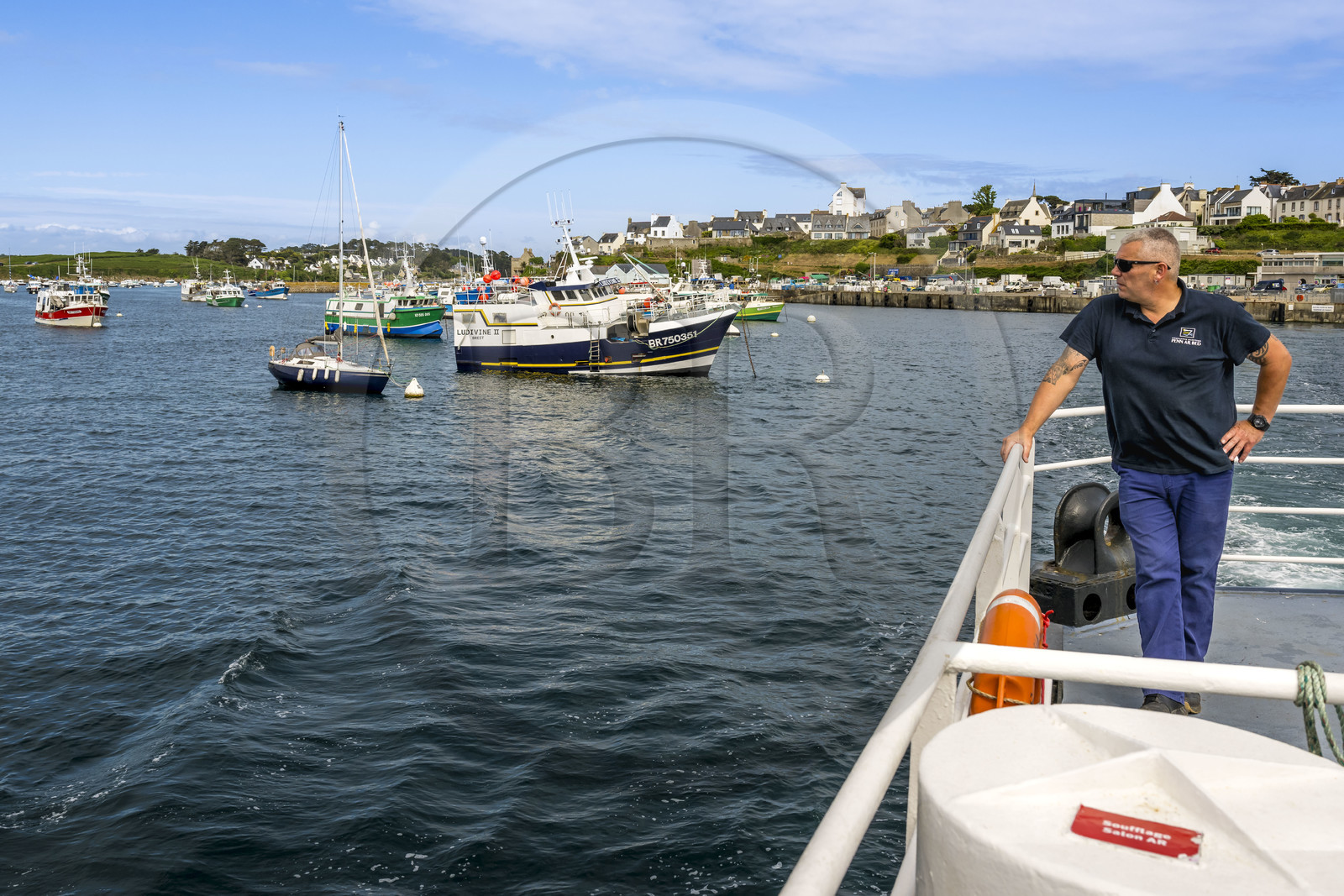 France, Finistère (29), Le Conquet, navire de la Penn ar Bed assurant la liaison avec les iles de Molène et Ouessant, les bateaux de pêche en arrière plan
