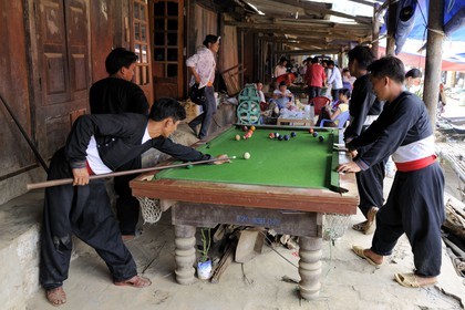 Vietnam, province de Lao Cai, région Nord-Ouest de Sapa, le marché multi-éthnique de Muong Hum, les hommes jouent au billard américain