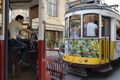 Portugal, Lisbonne, quartier de Baixa pombalin, tramway dans la rua da Conceicao