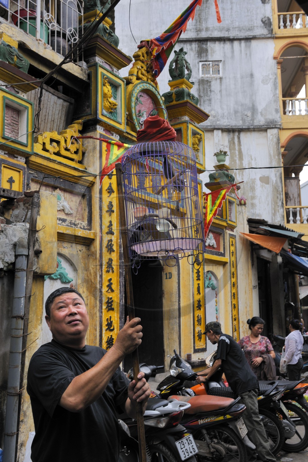 Vietnam, Hanoï, quartier des 36 rues dans la vieille ville, homme et sa cage à oiseau