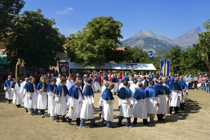 France, Haute-Corse (2B), région du Niolu (Niolo), Casamaccioli, fête de la Santa du Niolu où l'on célèbre la Nativité de la Vierge, procession des membre des confréries religieuses, la granitula où les confrères forment une spirale qui se noue puis se dénoue en un mouvement complexe