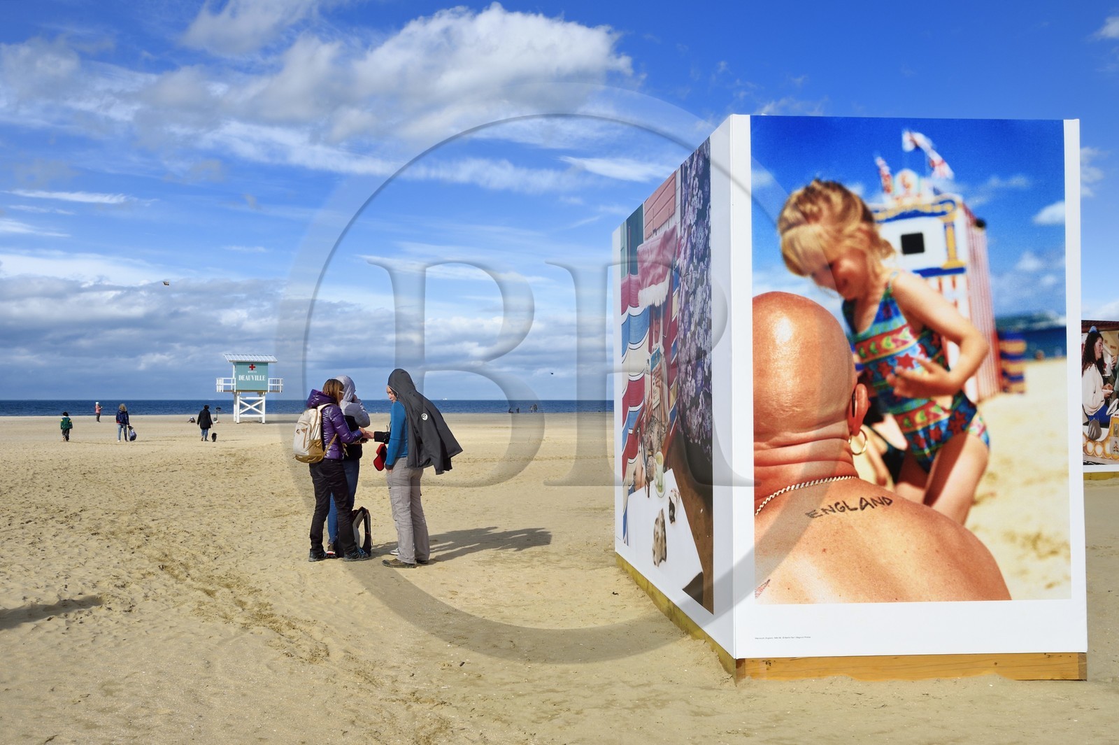 France, Calvados (14), Pays d'Auge, la côte Fleurie, Deauville, exposition de grands panneaux photo sur la plage du photographe Martin Parr à l'occasion du festival Planches Contact France, Calvados (14), Pays d'Auge, la côte Fleurie, Deauville, exposition de grands panneaux photo sur la plage du photographe Martin Parr à l'occasion du festival Planches Contact