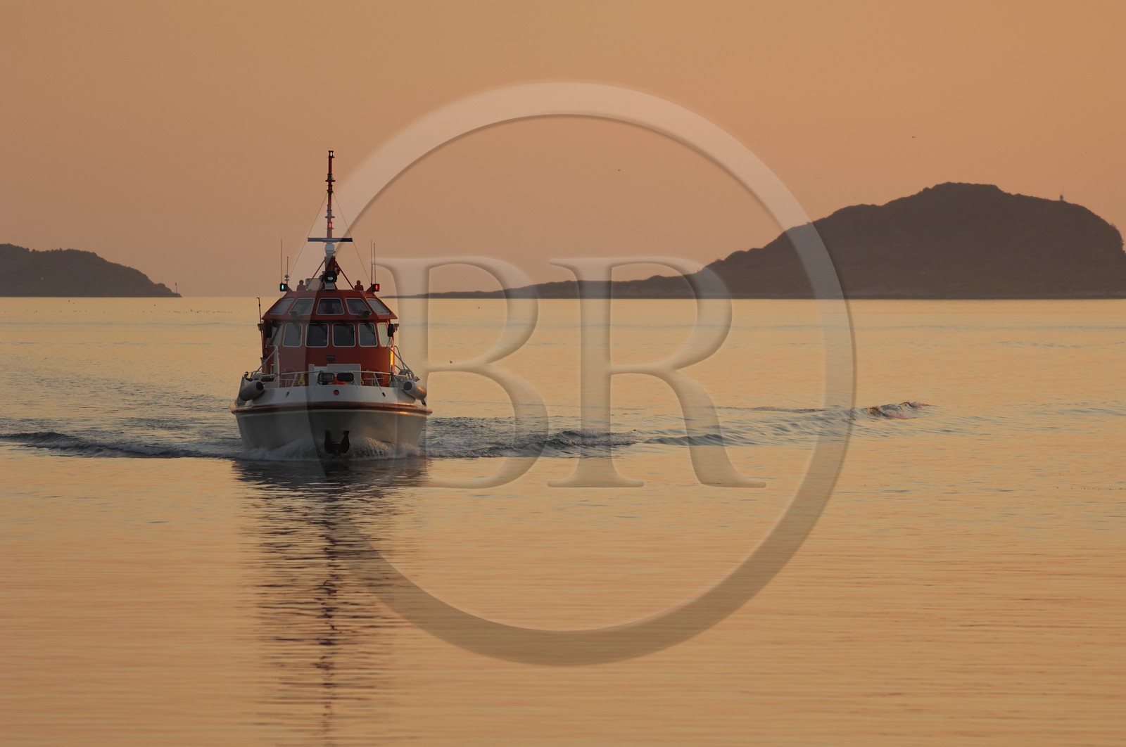 Norvège, More Og Romsdal, bateau entrant dans le port d' Alesund  au soleil de minuit