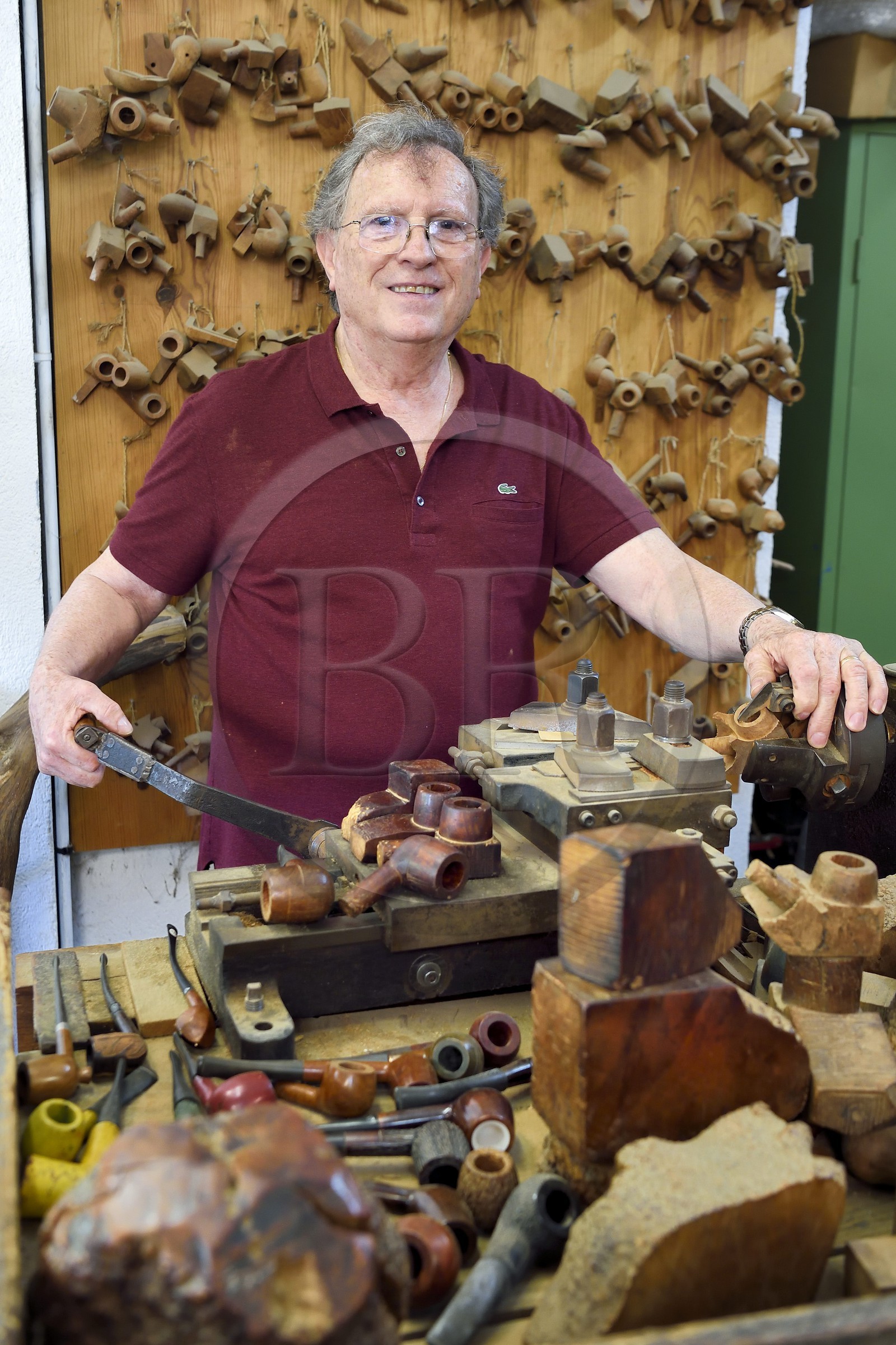 France, Var (83), Presqu'Ile de Saint-Tropez, Cogolin, le maître pipier René Courrieu, fabricant de pipes en racine de bruyère des Maures, tournage de la tige des pipes courbes