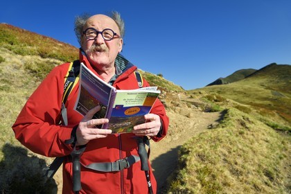 France, Cantal (15), Parc Naturel Régional des Volcans d'Auvergne, Le Lioran vers le col de Rombière dominant la vallée de l'Alagnon, Bernard Quinsat qui a imaginé dans les années 2000 la Via Arverna sur le chemin de Saint-Jacques de Compostelle et fondateur de la maison d’édition de guides Chamina