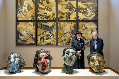 France, Paris (75), Musée Maillol, le peintre et sculpteur allemand Markus Lüpertz lors de son exposition en dialogue avec l'oeuvre d'Aristide Maillol, son galeriste Michael Werner à sa droite,  bronzes peints et technique mixte sur papier