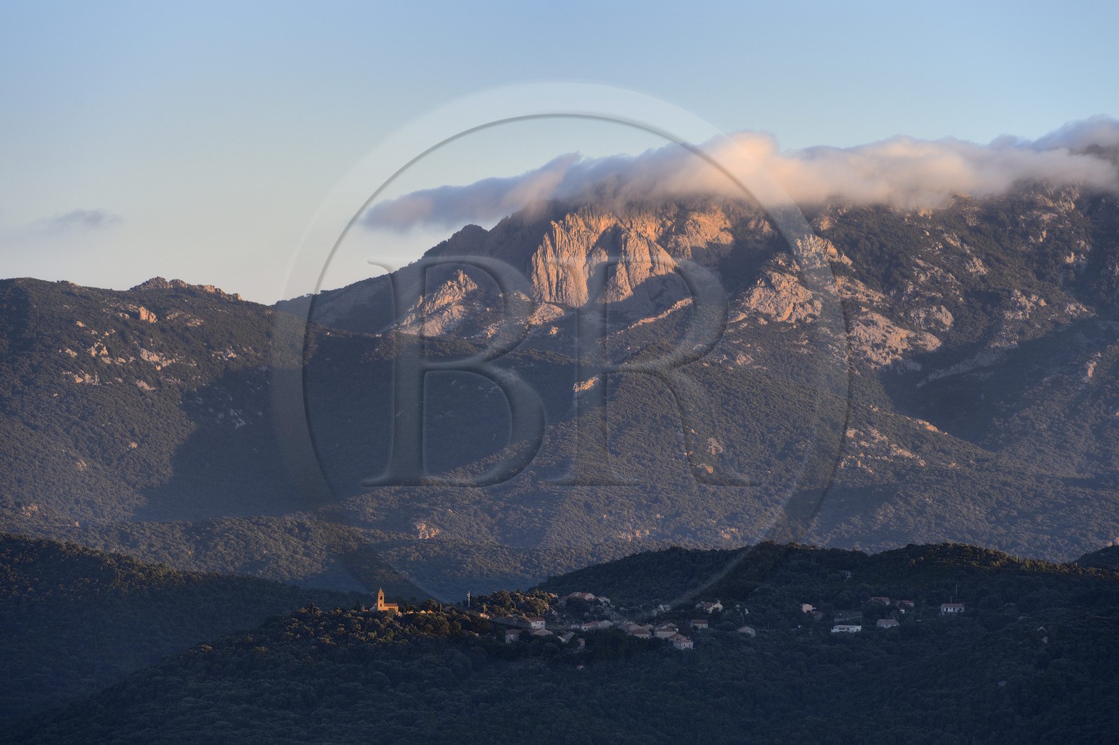 France, Corse-du-Sud (2A), Alta Rocca, vallée de Fiumicicoli et le village de Pantano France, Corse-du-Sud (2A), Alta Rocca, vallée de Fiumicicoli et le village de Pantano