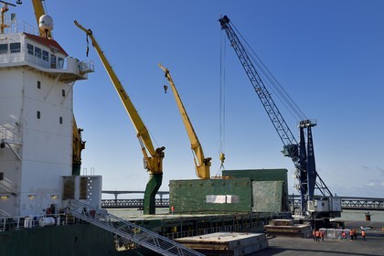 France, Charente-Maritime (17), La Rochelle, le Port Atlantique La Rochelle, port de commerce, déchargement d'un cargo sur les quais dépendant de la société Sica Atlantique, le pont de l'Ile de Ré en arrière plan