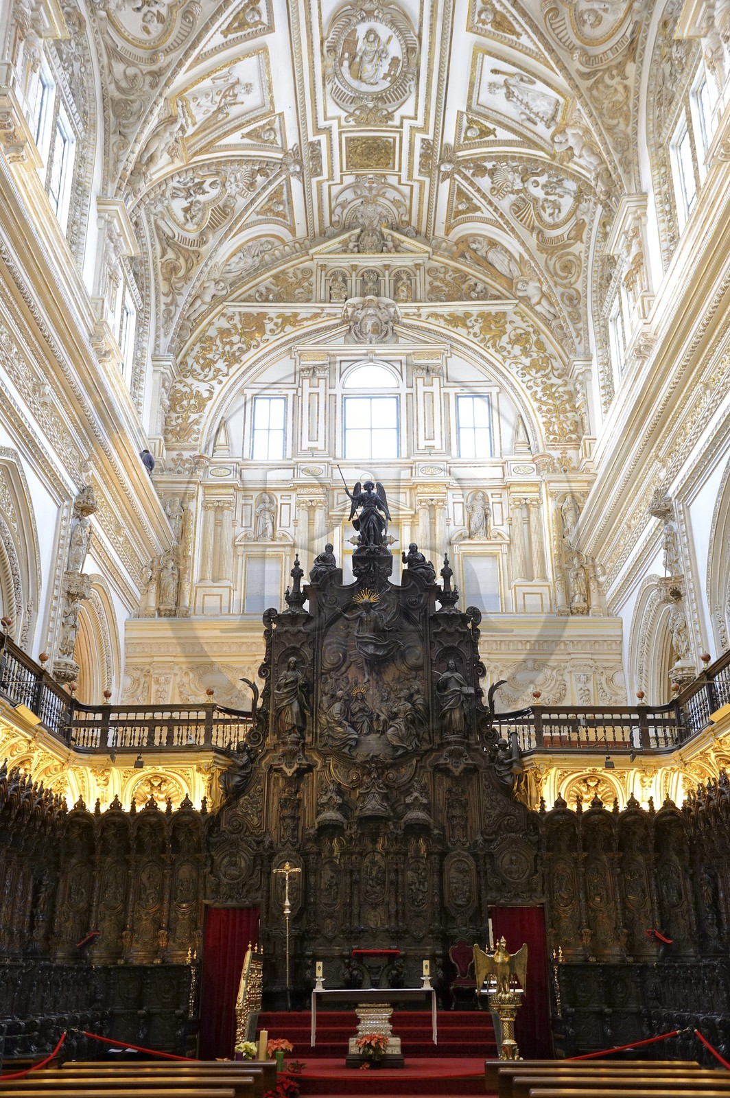 Espagne, Andalousie, Cordoue, centre historique classé Patrimoine Mondial de l'UNESCO, la Mezquita, la partie cathédrale qui apparait comme incrustée au centre de l'ancienne mosquée, les stalles dans le chœur