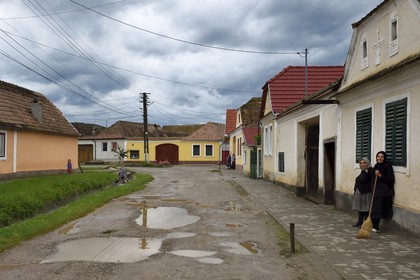 Roumanie, Transylvanie, Brateiu, paysannes roumaines