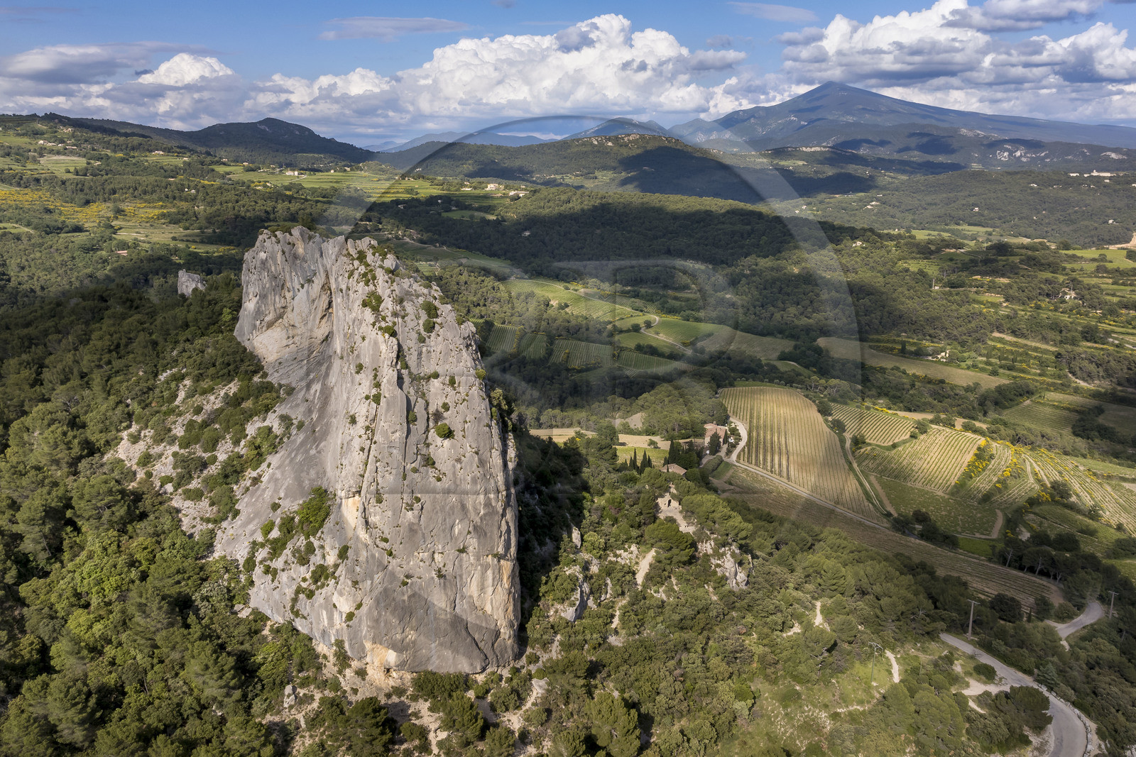 France, Vaucluse (84), Dentelles de Montmirail, Lafare, piton calcaire en forme de pain de sucre sur l'un des contreforts des Dentelles Sarrasines au col du Cayron et surmontant la cascade Saint-Christophe sur la Salette, la chapelle Saint-Christophe sur la droite et le Mont Ventoux en arrière plan (vue aérienne)