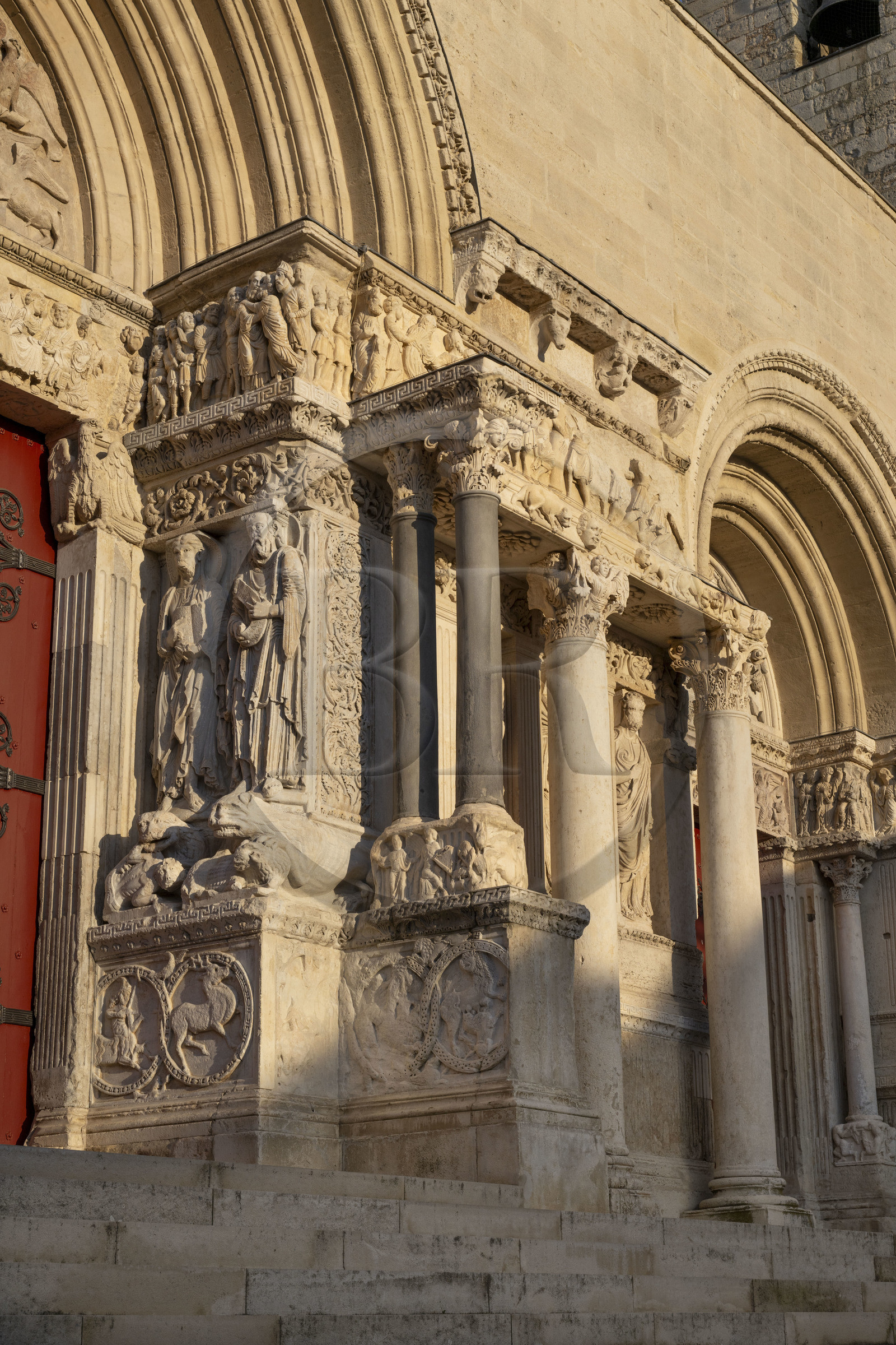 France, Gard (30), Saint-Gilles du Gard, église abbatiale de Saint-Gilles du XIIème-XIIIème siècle, classée Patrimoine Mondial de l'UNESCO au titre des chemins de Saint-Jacques de Compostelle en France, sculptures de la facade orientale de style art roman provencal