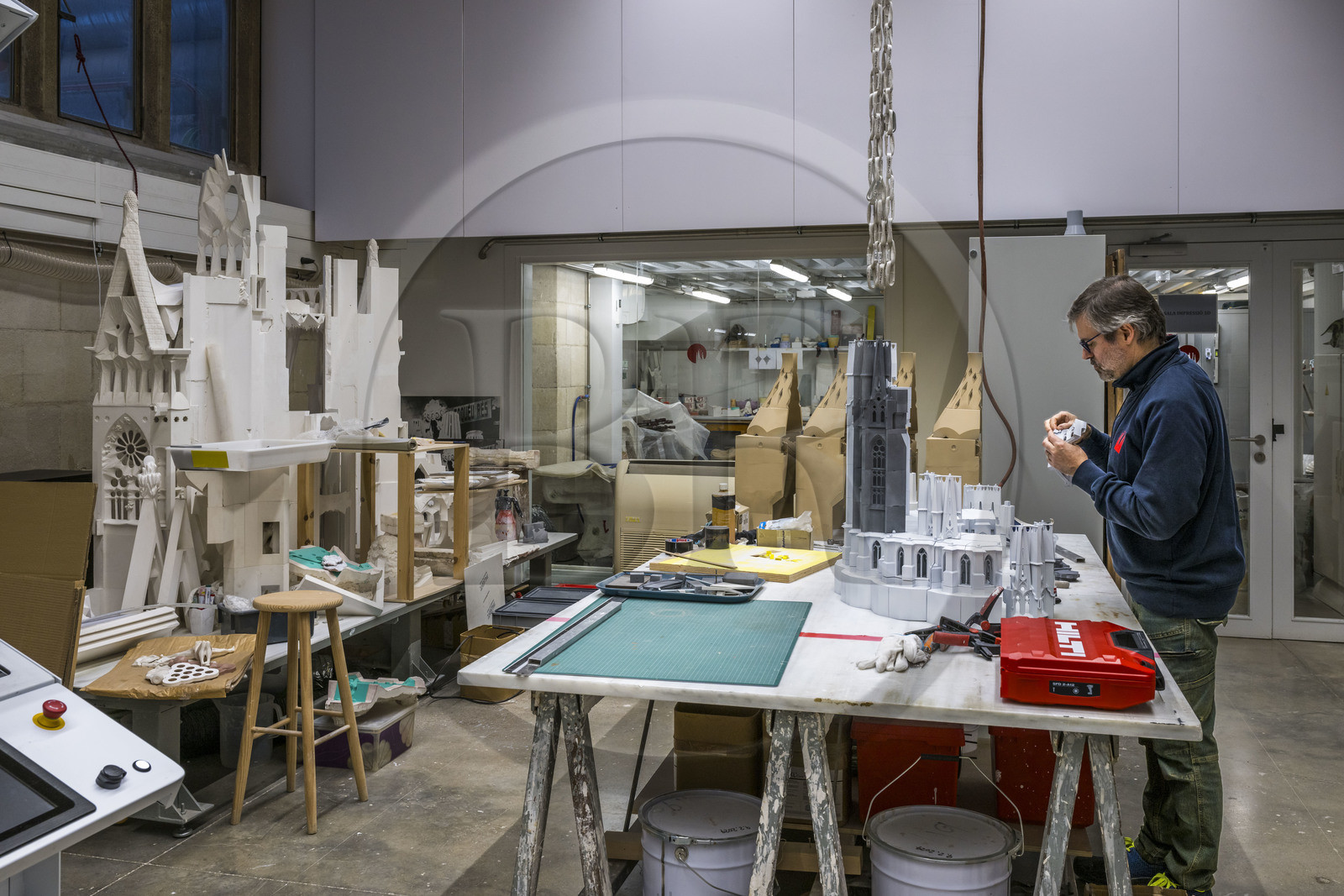 Espagne, Catalogne, Barcelone, quartier de l'Eixample, basilique de la Sagrada Familia de l'architecte du modernisme catalan Antoni Gaudi classée Patrimoine Mondial de l'UNESCO, l'atelier maquettes, Ignasi Badia Nogués reconstitue la maquette fabriquée en 3D de la facade de l'abside orientée Nord Ouest Espagne, Catalogne, Barcelone, quartier de l'Eixample, basilique de la Sagrada Familia de l'architecte du modernisme catalan Antoni Gaudi classée Patrimoine Mondial de l'UNESCO, l'atelier maquettes, Ignasi Badia Nogués reconstitue la maquette fabriquée en 3D de la facade de l'abside orientée Nord Ouest