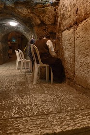 Israel, Jérusalem, ville sainte, vieille-ville classée Patrimoine Mondial de l'UNESCO, souterrain du Kotel qui longe le Mur occidental faisant partie des murs de soutènement de l'esplanade du Temple construite par Hérode Ier le Grand, cet endroit où des femmes sont en prière est l'endroit le plus proche du Kodesh Ha' Kodashim (Saint des Saints)